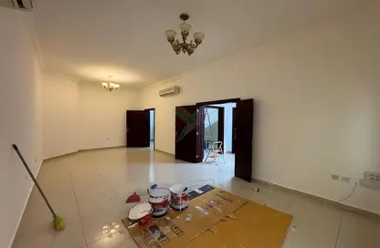 Villa - 3 Bedrooms - 4 Bathrooms for rent in Al Dafeinah - Asharej - Al Ain