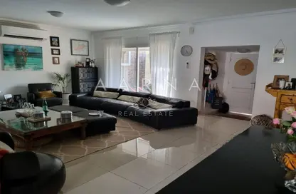 Villa - 3 Bedrooms - 4 Bathrooms for rent in Jumeirah 2 - Jumeirah - Dubai