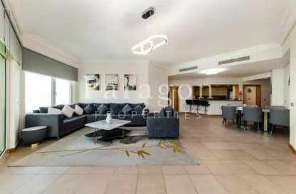 Living Room image for: Apartment - 3 Bedrooms - 3 Bathrooms for rent in Al Khushkar - Shoreline Apartments - Palm Jumeirah - Dubai, Image 1