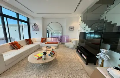 Living Room image for: Villa - 5 Bedrooms - 6 Bathrooms for rent in Jumeirah Luxury - Jumeirah Golf Estates - Dubai, Image 1