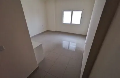 شقة - غرفة نوم - 2 حمامات للايجار في المساكن الحمراء - مدينة دبي الرياضية - دبي