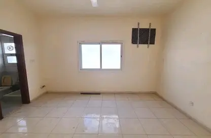 صورة لـ غرفة فارغة شقة - 1 حمام للايجار في طريق فاير ستاشن - مويلح - الشارقة ، صورة رقم 1