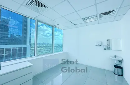 Empty Room image for: Office Space - Studio - 1 Bathroom for rent in Capital Golden Tower - Business Bay - Dubai, Image 1