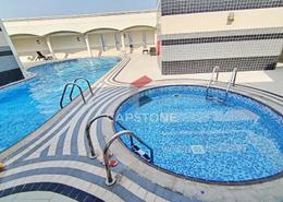 صورةحوض سباحة لـ: شقة - 2 غرف نوم - 2 حمامات للكراء في شارع الدفاع - أبوظبي, صورة 1
