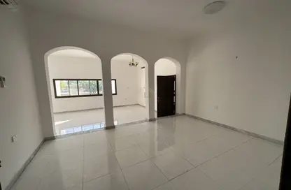Empty Room image for: Half Floor - Studio - 4 Bathrooms for rent in Al Mraijeb - Al Jimi - Al Ain, Image 1