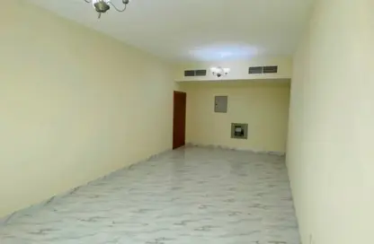 شقة - غرفة نوم - 2 حمامات للايجار في طريق كورنيش عجمان - عجمان