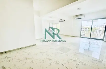 شقة - 3 غرف نوم - 2 حمامات للايجار في برج المنهل - شارع المطار - أبوظبي