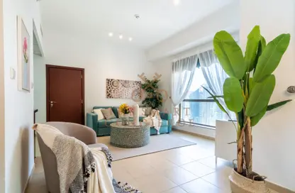 Living Room image for: Apartment - 1 Bedroom - 1 Bathroom for rent in Bahar 6 - Bahar - Jumeirah Beach Residence - Dubai, Image 1