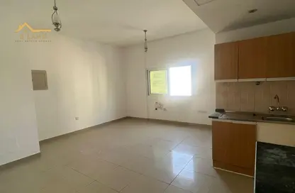 شقة - 1 حمام للايجار في المحطة - القاسمية - الشارقة
