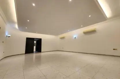 صورة لـ غرفة فارغة فيلا - 5 غرف نوم - 4 حمامات للايجار في القبيسات - المشرف - أبوظبي ، صورة رقم 1