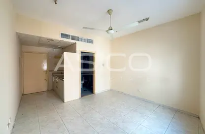 Apartment - Studio - 1 Bathroom for rent in Sultan Lootah Building - Al Muraqqabat - Deira - Dubai
