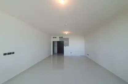 Empty Room image for: Apartment - 3 Bedrooms - 4 Bathrooms for rent in Danet Abu Dhabi - Abu Dhabi, Image 1