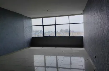 شقة - 2 غرف نوم - 3 حمامات للايجار في كورنيش عجمان - عجمان