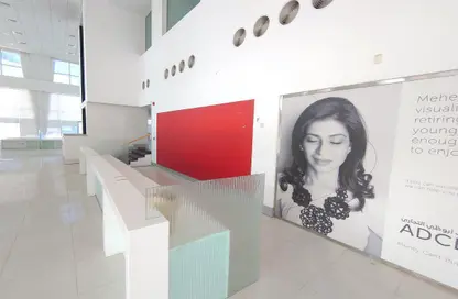 Show Room - Studio for rent in Baynuna Tower 2 - Corniche Road - Abu Dhabi