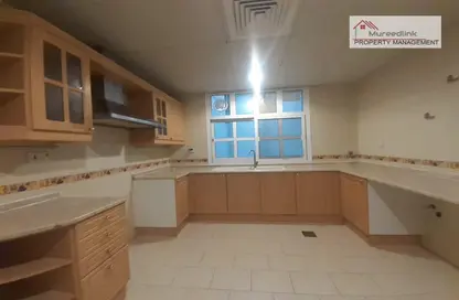 صورة لـ مطبخ شقة - 3 غرف نوم - 3 حمامات للايجار في المشرف - أبوظبي ، صورة رقم 1