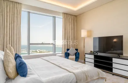 Room / Bedroom image for: Apartment - 1 Bedroom - 2 Bathrooms for rent in The Palm Tower - Palm Jumeirah - Dubai, Image 1