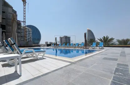 صورة لـ حوض سباحة شقة - 2 غرف نوم - 3 حمامات للايجار في C2629 - شاطئ الراحة - أبوظبي ، صورة رقم 1