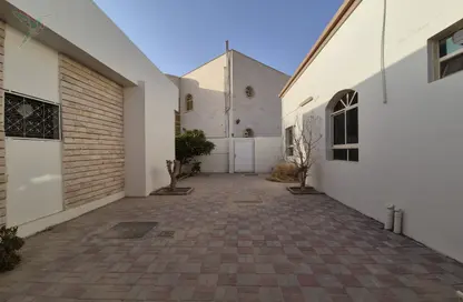 Villa - 2 Bedrooms - 2 Bathrooms for rent in Al Zaafaran - Al Khabisi - Al Ain