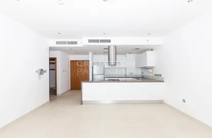 صورة لـ مطبخ شقة - غرفة نوم - 2 حمامات للايجار في Bالنسيم رزدنسز - البندر - شاطئ الراحة - أبوظبي ، صورة رقم 1