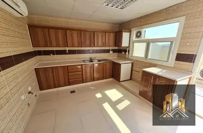 صورة لـ مطبخ شقة - 2 غرف نوم - 3 حمامات للايجار في فيلات مدينة خليفة آيه - مدينة خليفة أ - مدينة خليفة - أبوظبي ، صورة رقم 1