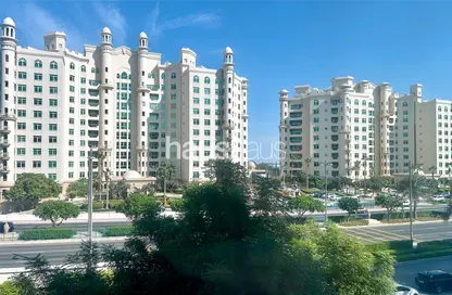 Apartment - 3 Bedrooms - 4 Bathrooms for sale in Al Tamr - Shoreline Apartments - Palm Jumeirah - Dubai