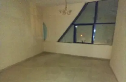 شقة - 3 غرف نوم - 2 حمامات للايجار في طريق كورنيش عجمان - عجمان