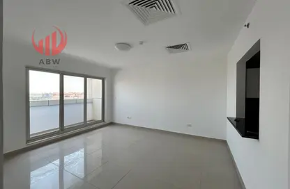 شقة - 2 غرف نوم - 3 حمامات للايجار في مرتفعات الصقر - مدينة دبي الرياضية - دبي