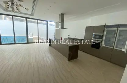 Villa - 4 Bedrooms - 5 Bathrooms for rent in Jumeirah 1 Villas - Jumeirah 1 - Jumeirah - Dubai