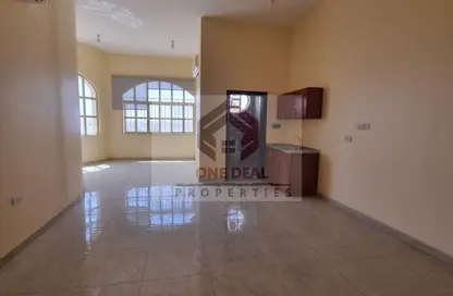 شقة - 3 غرف نوم - 2 حمامات للايجار في الشعيبة - الروضة الشرقية - العين