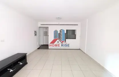 شقة - غرفة نوم - 2 حمامات للايجار في بناية هاجر - تجارية مويلح - الشارقة