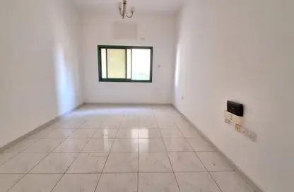 شقة - 3 غرف نوم - 2 حمامات للايجار في بناء النباعة - النبعة - الشرق - الشارقة