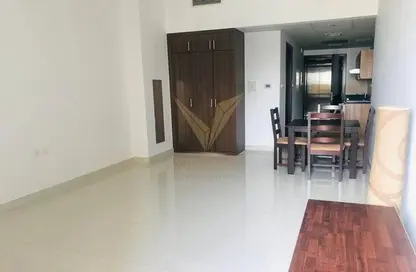 شقة - 1 حمام للايجار في مساكن النخبة رقم 6 - مساكن النخبة الرياضية - مدينة دبي الرياضية - دبي