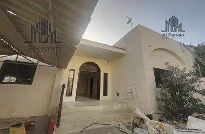 فيلا - 2 غرف نوم - 2 حمامات للايجار في حي المعاهد - المطارد - العين