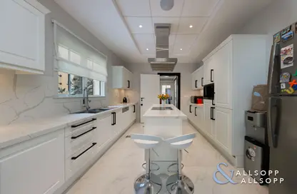 صورة لـ مطبخ فيلا - 4 غرف نوم - 5 حمامات للبيع في ويسبرينج باينز - الأرض - منطقة الجولف بالجميرا - دبي ، صورة رقم 1