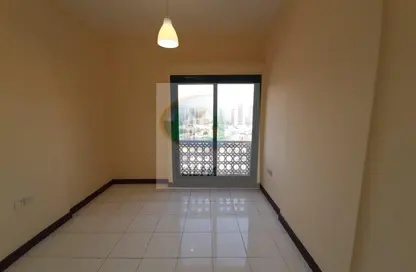 صورة لـ غرفة فارغة شقة - غرفة نوم - 1 حمام للايجار في شارع المطار - أبوظبي ، صورة رقم 1
