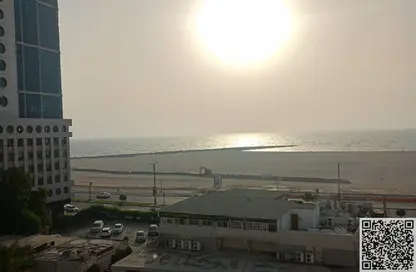 شقة - غرفة نوم - 2 حمامات للايجار في طريق كورنيش عجمان - عجمان