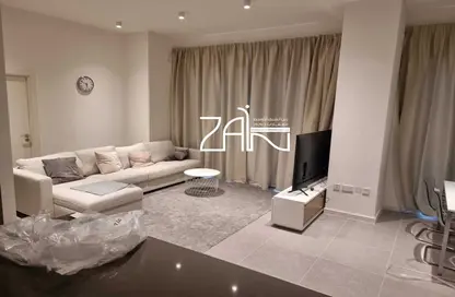 Living Room image for: Apartment - 1 Bedroom - 2 Bathrooms for sale in Pixel - Makers District - Al Reem Island - Abu Dhabi, Image 1
