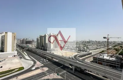 شقة - 2 غرف نوم - 2 حمامات للايجار في عزيزي بلازا - الفرجان - دبي