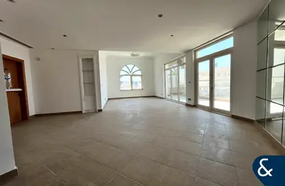 Apartment - 3 Bedrooms - 4 Bathrooms for rent in Al Khushkar - Shoreline Apartments - Palm Jumeirah - Dubai