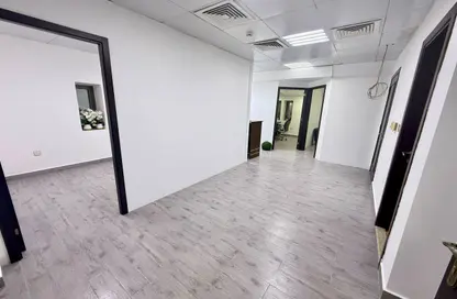 Office Space - Studio - 1 Bathroom for rent in Hussain Al Muallah Tower - Al Nahyan - Abu Dhabi
