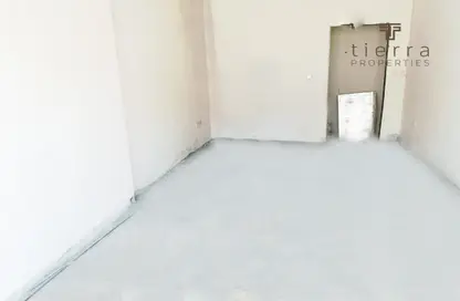 Empty Room image for: Shop - Studio - 1 Bathroom for rent in Jumeirah Village Circle - Dubai, Image 1