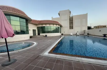 صورة لـ حوض سباحة فيلا - 5 غرف نوم - 6 حمامات للايجار في فيلات مدينة خليفة آيه - مدينة خليفة أ - مدينة خليفة - أبوظبي ، صورة رقم 1
