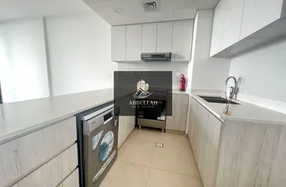 شقة - 2 غرف نوم - 3 حمامات للايجار في إيست فييليدج - الجادة - الشارقة