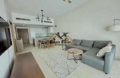 شقة - غرفة نوم - 2 حمامات للايجار في عزيزي عالية - الجداف - دبي