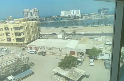 شقة - غرفة نوم - 2 حمامات للايجار في مساكن كورنيش عجمان - طريق كورنيش عجمان - عجمان