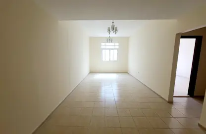 شقة - غرفة نوم - 2 حمامات للايجار في بناية هاجر - تجارية مويلح - الشارقة