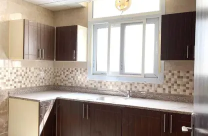 شقة - 2 غرف نوم - 2 حمامات للايجار في تجارية مويلح - الشارقة