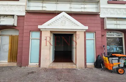 متجر - استوديو - 1 حمام للايجار في Y23 - طراز إنجليزي - المدينة العالمية - دبي