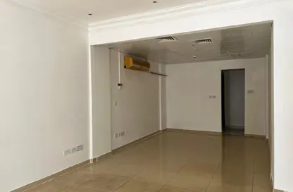 متجر - استوديو - 1 حمام للايجار في Y03 - طراز إنجليزي - المدينة الدولية - دبي