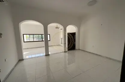 Half Floor - Studio - 4 Bathrooms for rent in Al Mraijeb - Al Jimi - Al Ain